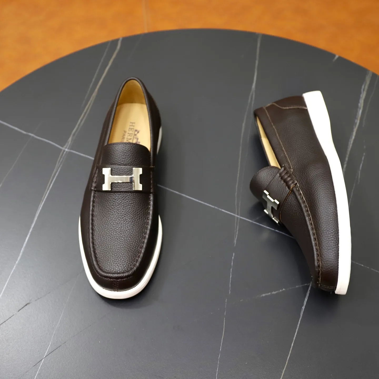 Ex-factory price: 560💰Hermès/Hermès slip-on men's shoes. This shoe is made of imported pebbled cowhide. It has simple and smooth lines and is combined with aerodynamically designed 3CM rubber foam ultra-light soles! Youthful and fashionable, classic H-shaped hardware buckle decoration, calf lining gently wraps the feet, with logo cowhide feet, casual and urban style, highlighting youthful vitality, sports and leisure version, super versatile, code number: 38-39-40-41-42-43-44 standard leather shoe size (45 can be customized but does not support returns)